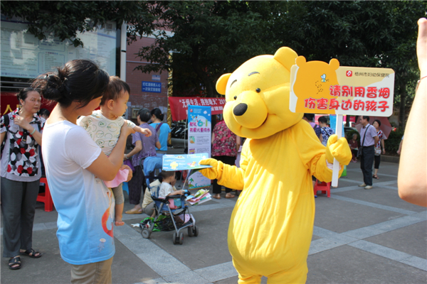 5月29日，梧州市婦幼保健院到潘塘公園參與衛(wèi)生系統(tǒng)開(kāi)展的世界無(wú)煙日宣傳活動(dòng)，該院醫(yī)務(wù)人員扮成可愛(ài)的卡通造型，呼吁市民為孩