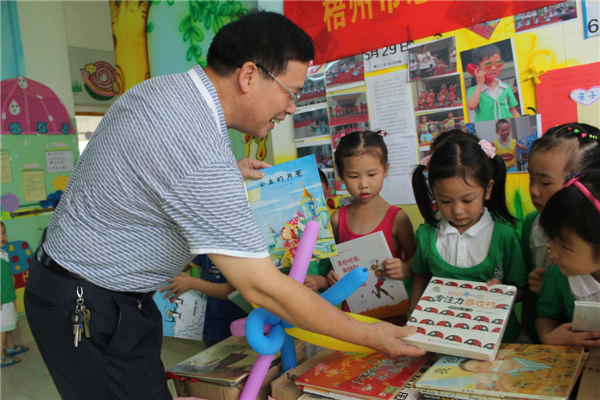 梧州市總工會黨組書記、常務(wù)副主席朱明勝在梧州市總工會到梧州高新區(qū)雙語實驗學(xué)校開展關(guān)愛農(nóng)民工留守活動中為孩子們送上學(xué)習(xí)用具