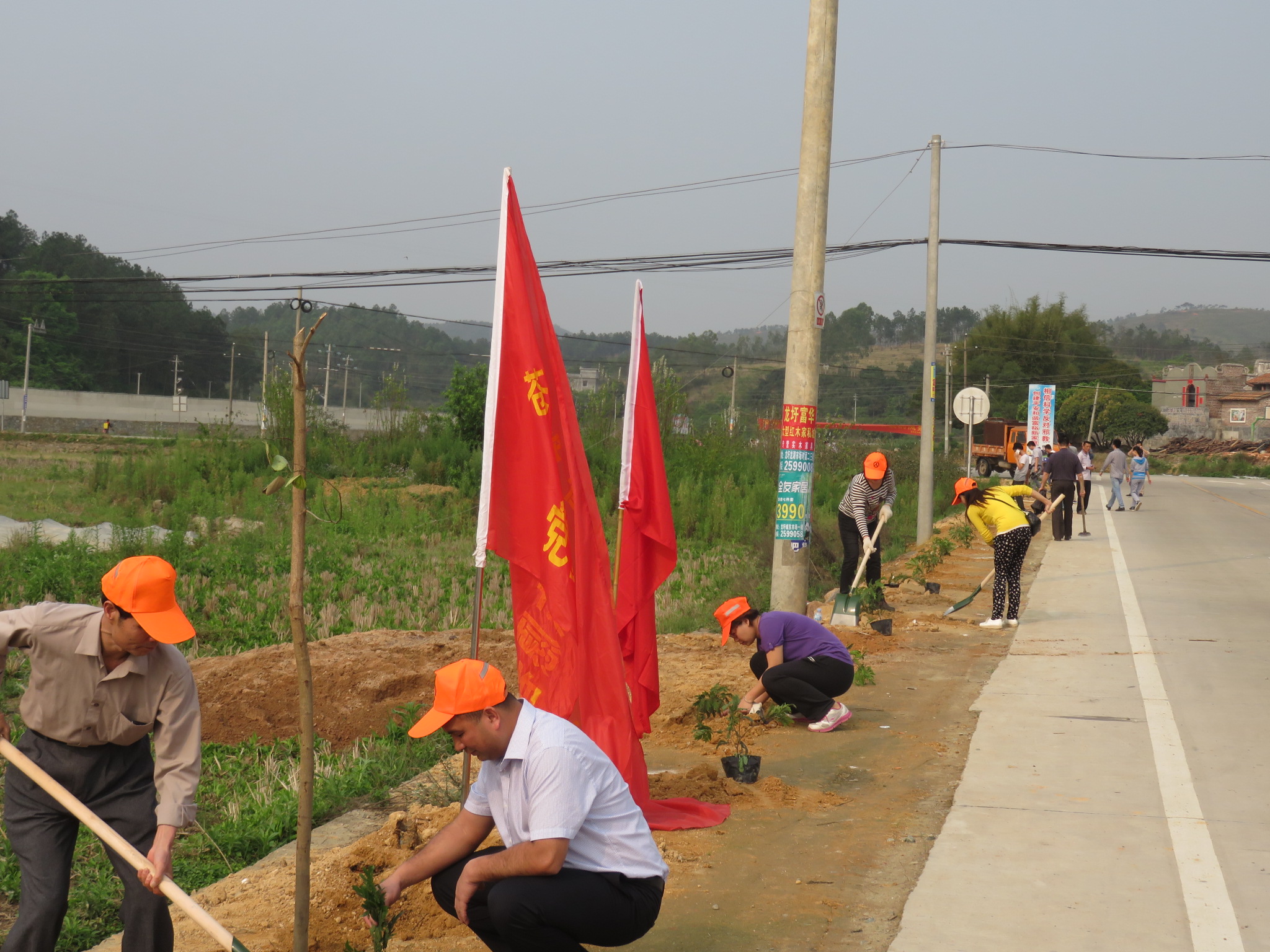 3月19日，龍圩區(qū)人民政府麥用潤(rùn)副區(qū)長(zhǎng)、大坡鎮(zhèn)政府鐘柱海書記、桂東公路管理局陳志武書記、蒼梧公路管理局樂金梅局長(zhǎng)等領(lǐng)導(dǎo)與
