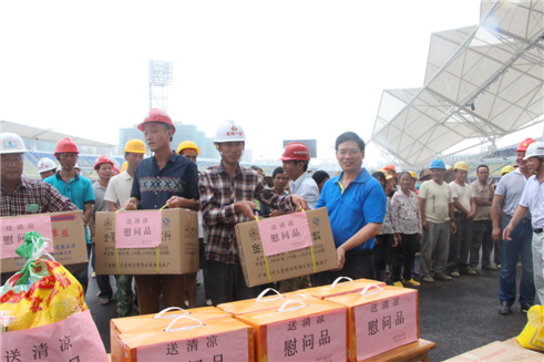市總工會黨組書記、常務(wù)副主席為在建體育場農(nóng)民工送清涼
