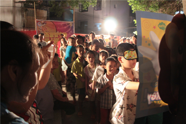 在中秋節(jié)來臨之際，為進一步拓展“雙報到”活動，踐行“兩學一做”學習教育，關(guān)愛社區(qū)職工群眾，營造歡樂祥和的節(jié)日氛圍，梧州市