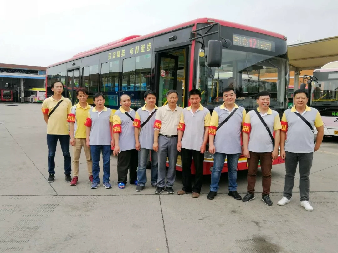 你坐過(guò)12路公交車嗎？為你服務(wù)的是“全國(guó)工人先鋒號(hào)”哦