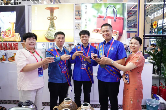 梧茶飄香展魅力，技能創(chuàng)新眾人捧丨梧州六堡茶亮相第二屆大國(guó)工匠創(chuàng)新交流大會(huì)