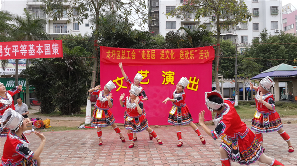 為豐富廣大職工群眾的精神文化生活，營造歡樂祥和的節(jié)日氣氛，2015年春節(jié)期間龍圩區(qū)總工會(huì)深入開展“走基層 送文化 送歡樂