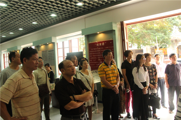 為踐行社會(huì)主義核心價(jià)值觀，進(jìn)一步弘揚(yáng)優(yōu)秀傳統(tǒng)文化，引領(lǐng)全市廣大職工群眾文明祭祖，文明追思。4月3日梧州市總工會(huì)組織干部職